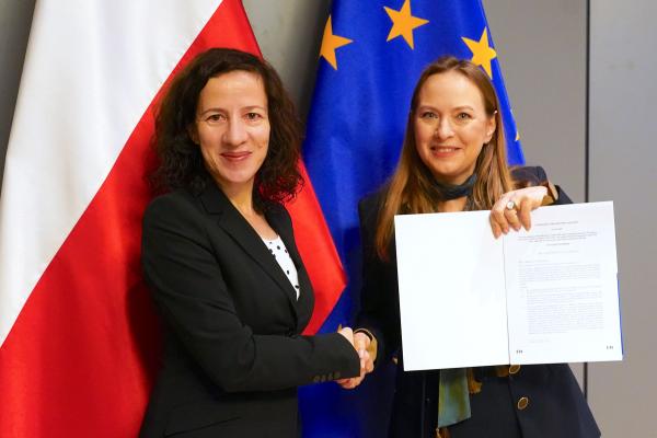 Polish Minister of Funds and Regional Policy Katarzyna Pełczyńska-Nałęcz, right, and Roxana Minzatu, left, in Warsaw, Poland.